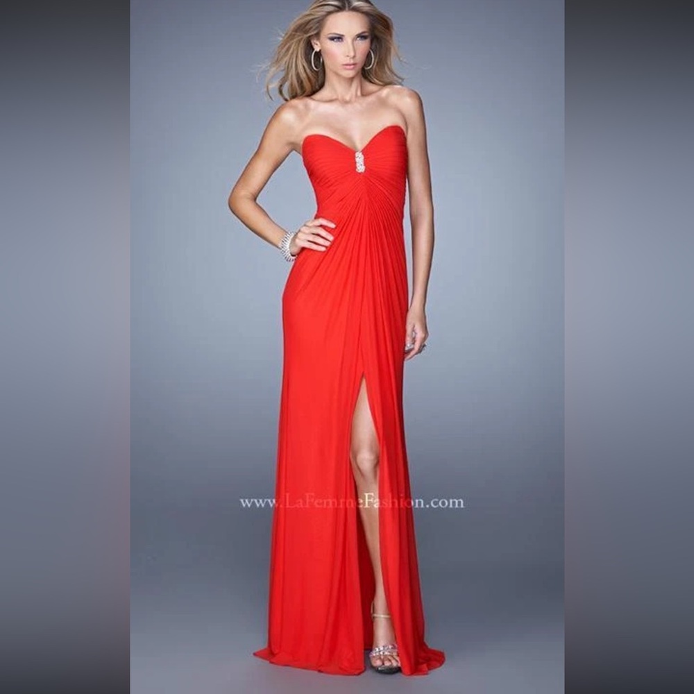 LA FEMME Vibrant Red Strapless Formal Prom Pageant Maxi Gown Size 0 Elegant Fit